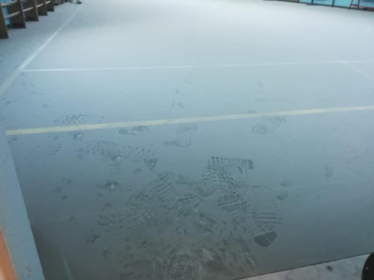 RIVOLI - Teppisti in azione alla primaria dell'IC Gozzano: scaricati gli estintori della palestra. Scuola chiusa per un giorno - FOTO