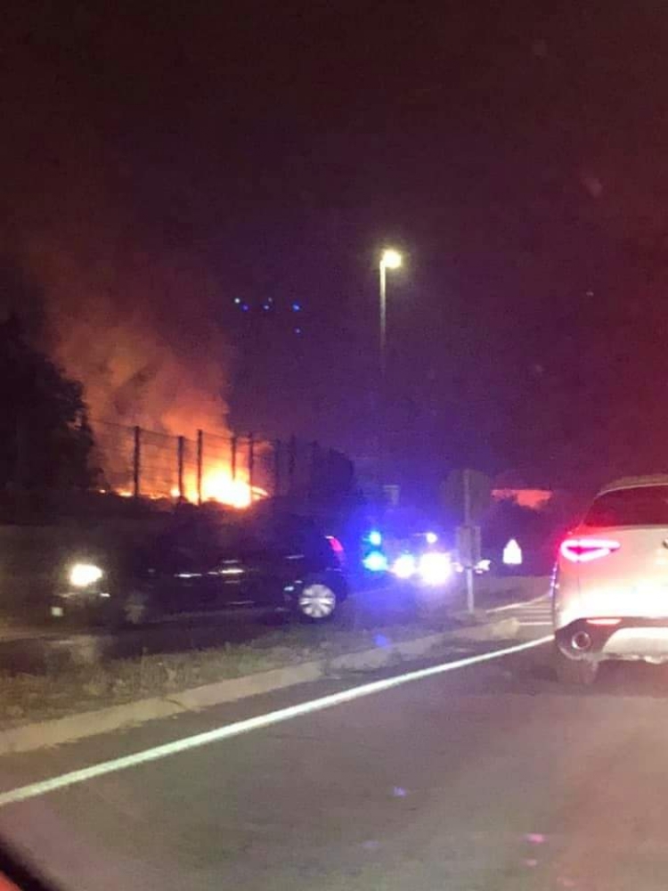 RIVOLI-VILLARBASSE - Cascina a fuoco durante la notte lungo la provinciale: non è escluso l'atto doloso - FOTO