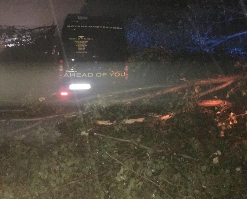 MALTEMPO - Furgone colpito da un albero in tangenziale: donna ferita. Forti danni in diverse cittadine