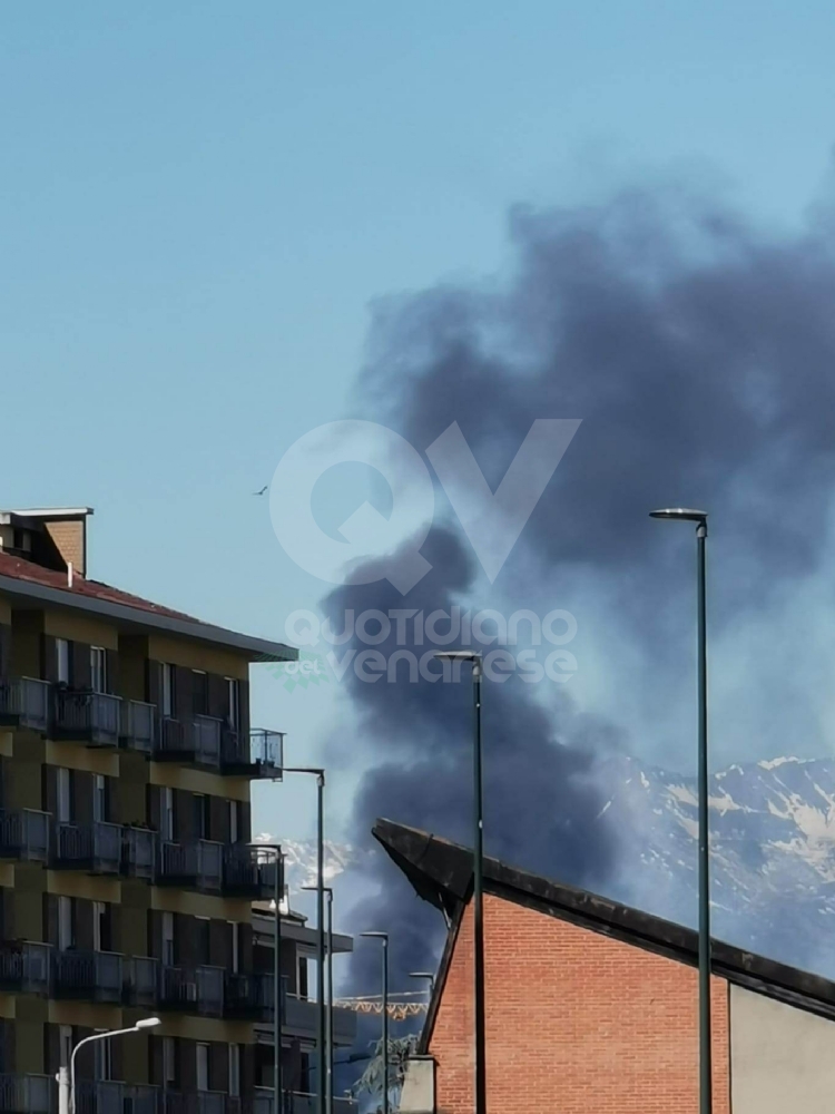 INCIDENTE TRA VENARIA E SAVONERA - Camion a fuoco in tangenziale: fumo visibile a distanza - FOTO