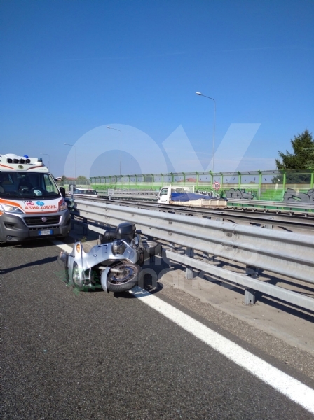 RIVOLI - Tamponamento auto-moto in tangenziale: centauro ferito
