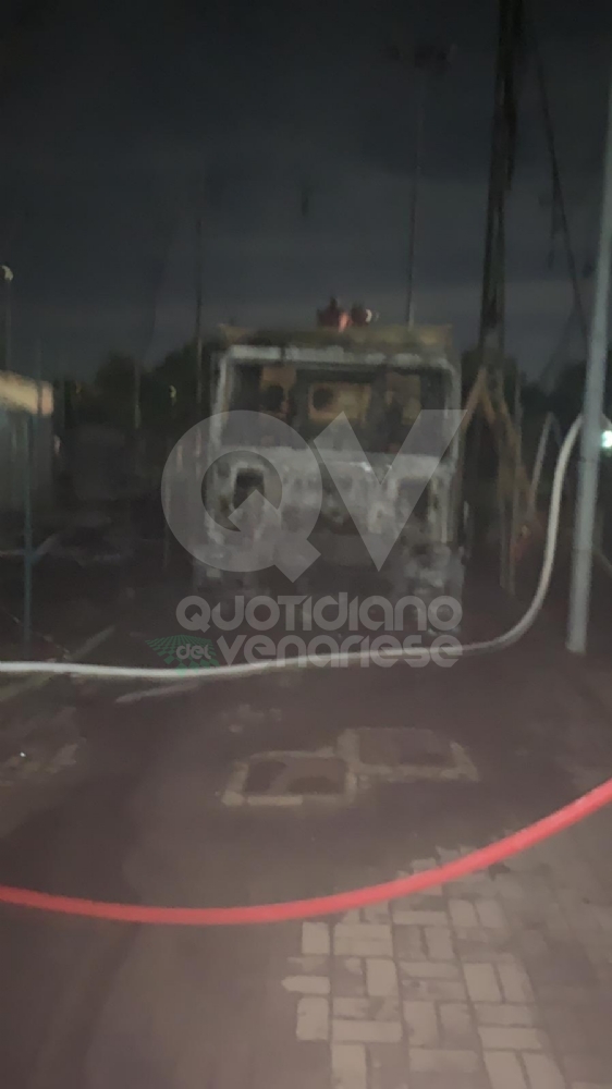 VENARIA - Bruciati due camion all'interno dello Sport Club: terzo incendio in pochi mesi - FOTO