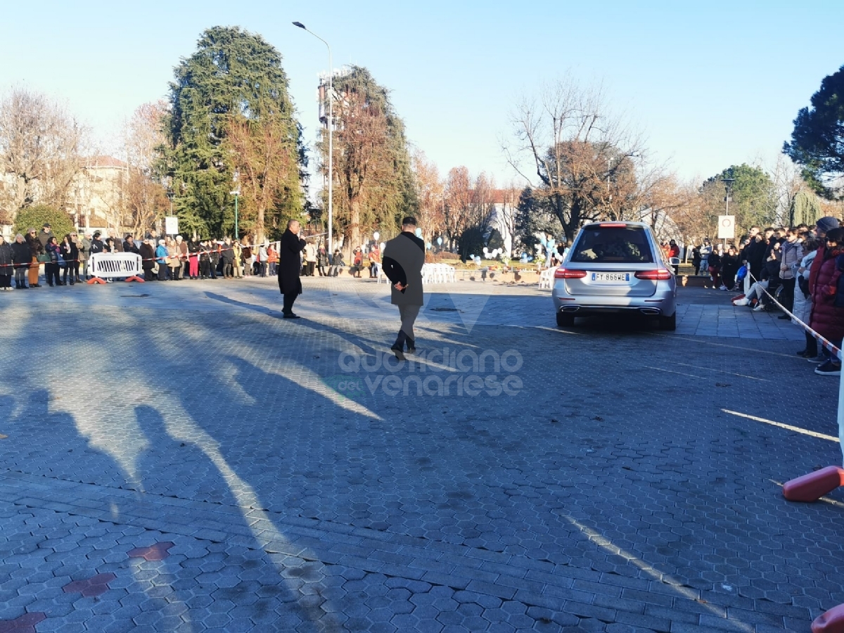 CASELLE - Palloncini biancoazzurri e lacrime, una folla di gente per l'ultimo abbraccio a Blendi Halili - FOTO