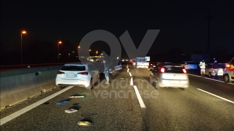 INCIDENTE IN TANGENZIALE - Scontro fra tre auto: una si ribalta, una persona ferita FOTO