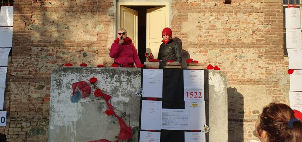 VENARIA - In tantissime alla Mandria per l'iniziativa «Diciamo No alla violenza sulle donne» - FOTO