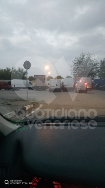 GRUGLIASCO - Notte agitata al Caat: nuove proteste degli ambulanti, un operaio cade dal muletto e si ferisce