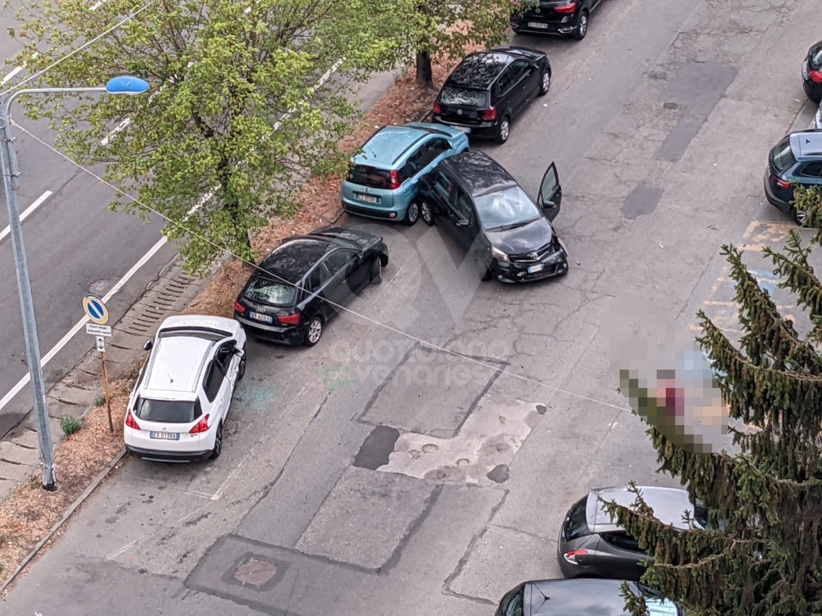 INCIDENTE A COLLEGNO - Due auto si scontrano, una finisce contro altre tre parcheggiate - FOTO