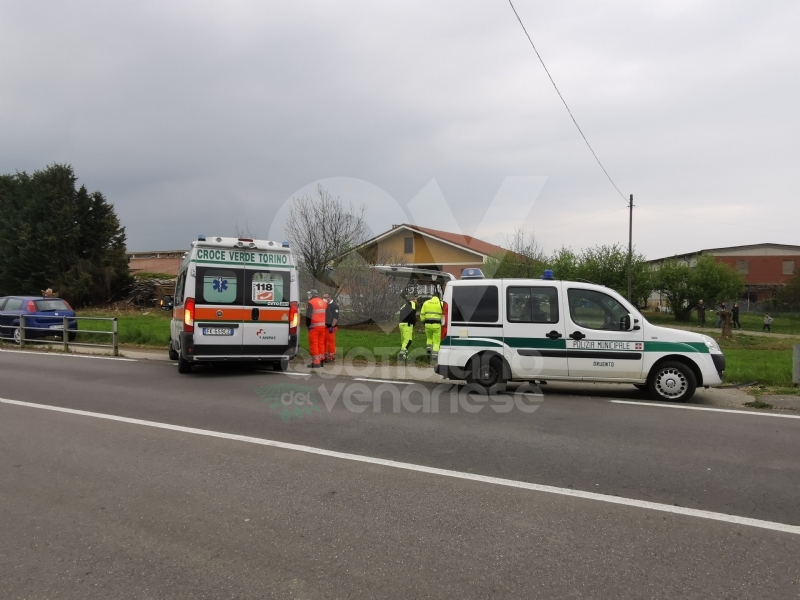 DRUENTO - Scontro al curvone della provinciale 8: auto esce di strada e si ribalta - FOTO