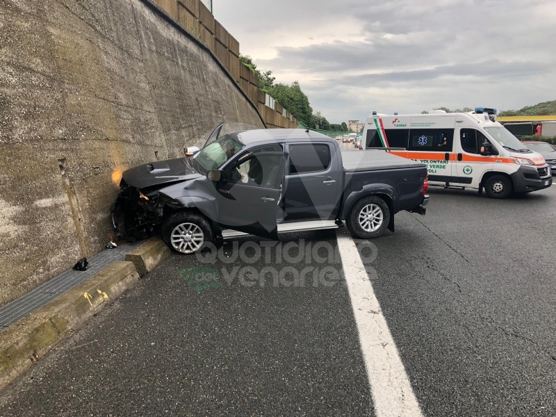 RIVOLI - Perde il controllo e finisce contro un muro in tangenziale: era completamente ubriaca