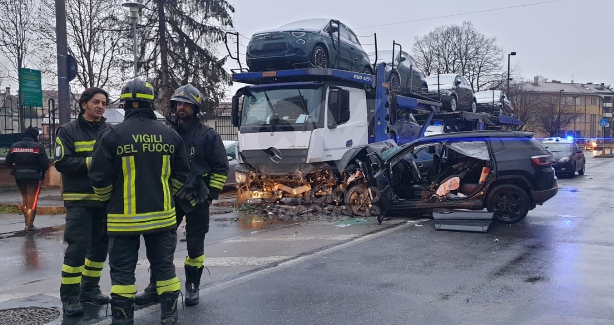 INCIDENTE A VENARIA - Scontro bisarca-suv in corso Garibaldi: un ferito e code chilometriche - FOTO