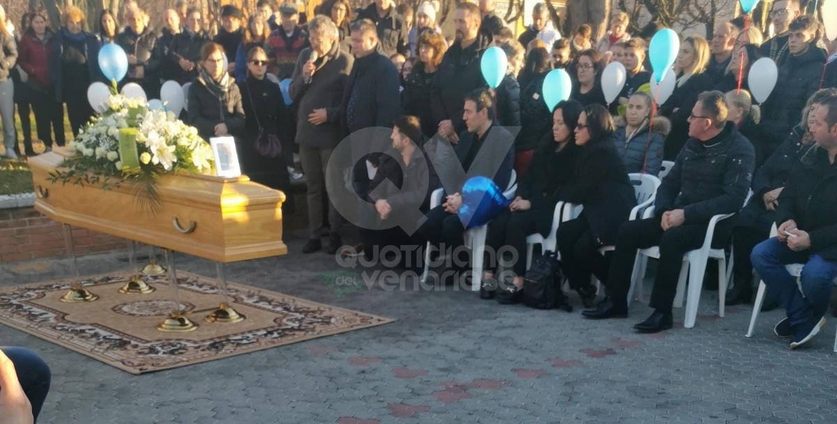 CASELLE - Palloncini biancoazzurri e lacrime, una folla di gente per l'ultimo abbraccio a Blendi Halili - FOTO