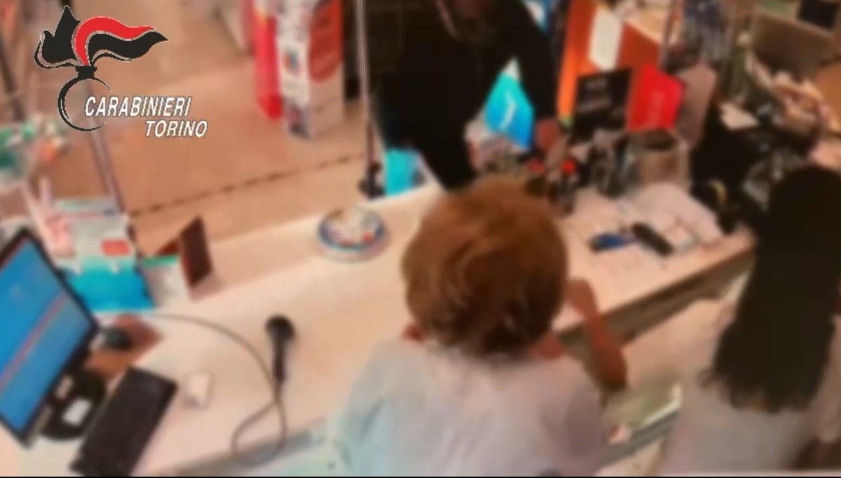 RIVOLI-COLLEGNO - Rapina le farmacie ma viene riconosciuto dai tatuaggi: 56enne arrestato - FOTO