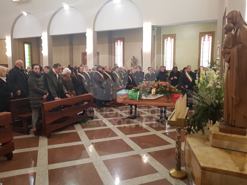 CAFASSE - Oltre 500 persone per l'ultimo saluto all'ex sindaco Giorgio Prelini.
