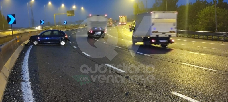 RIVOLI - Scontro fra tre mezzi in tangenziale prima dell'alba: disagi al traffico - FOTO