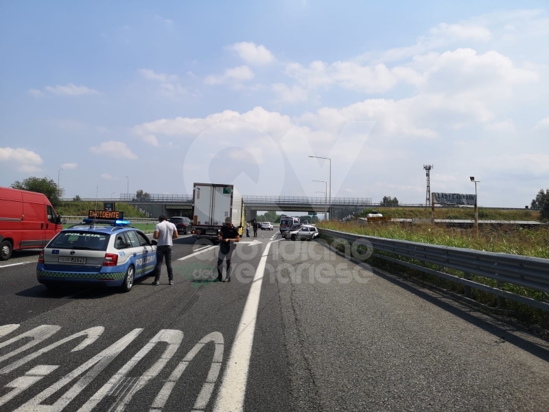 VENARIA-BORGARO - Il cofano si apre all'improvviso, sbanda con l'auto e colpisce un tir: ferito