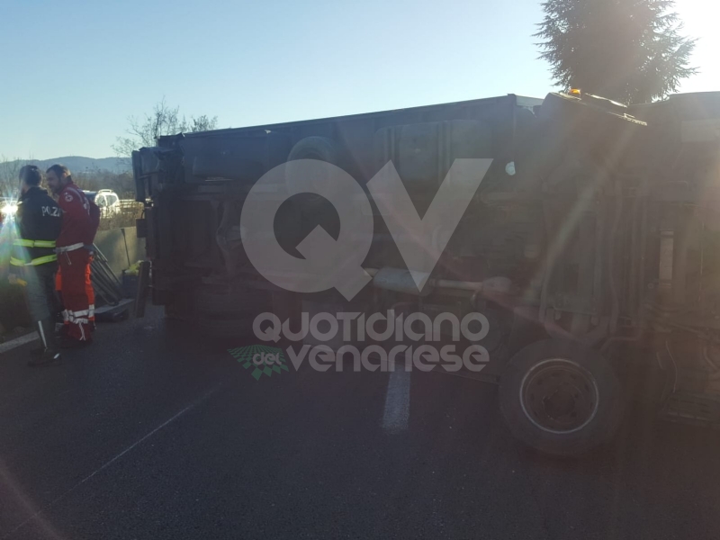 INCIDENTE SULLA TORINO-CASELLE - Camion si ribalta: tre feriti, caos e code sul raccordo - FOTO