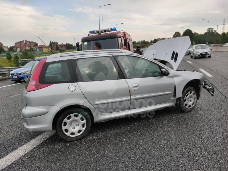 RIVOLI - Testacoda in tangenziale dopo aver urtato il guardrail: coppia rimane ferita