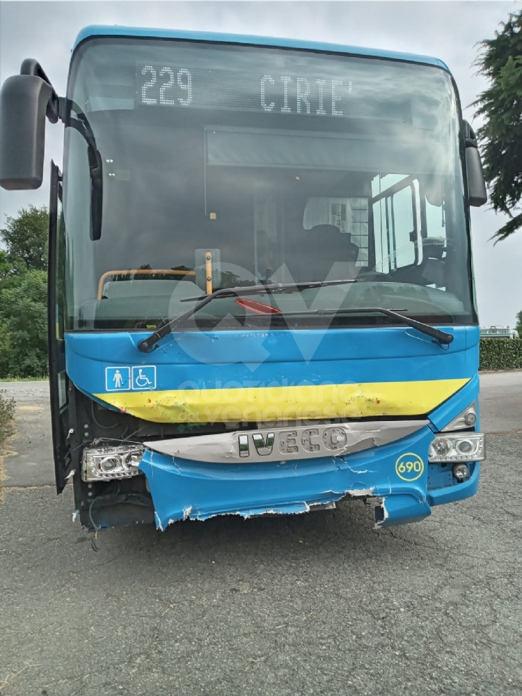 ROBASSOMERO-CIRIE' - Autobus impazzito si schianta contro tre auto: due feriti - FOTO
