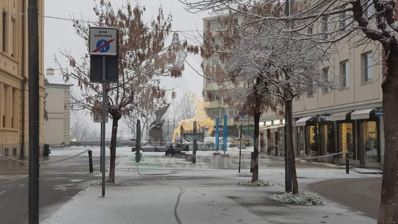 LA NEVE E' ARRIVATA - Strade imbiancate, mezzi spargisale in azione già dalla notte FOTO