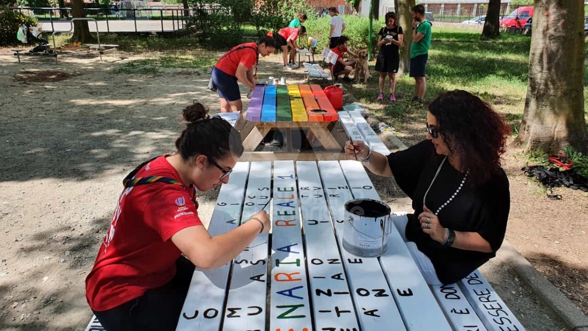 VENARIA - Panchine rimesse a nuovo al parco Magellano di Altessano grazie al Gruppo Scout Venaria Reale 1 - FOTO