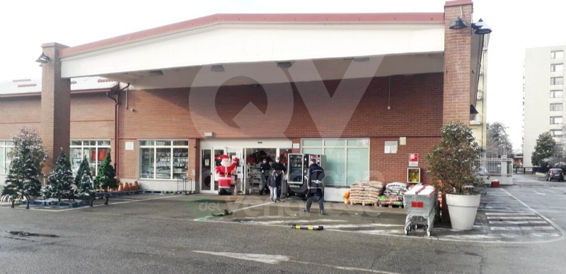 GRUGLIASCO - Vendeva fuochi pirotecnici a minori di 14 anni: denunciato titolare di un bazar