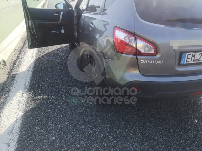 TANGENZIALE NORD TORINO - Scontro allo svincolo di Savonera, traffico in tilt. Auto ruote all'aria sulla terza corsia - FOTO