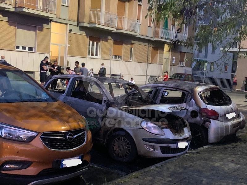 RIVOLI - Dopo mesi, le auto tornano ad essere distrutte dalle fiamme - FOTO