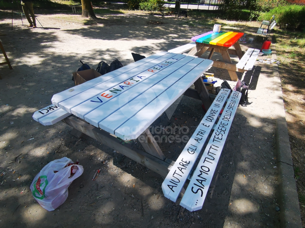 VENARIA - Panchine rimesse a nuovo al parco Magellano di Altessano grazie al Gruppo Scout Venaria Reale 1 - FOTO