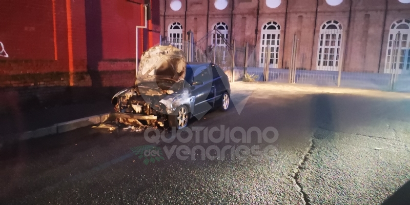 VENARIA - Cinque auto distrutte dalle fiamme in via Montello