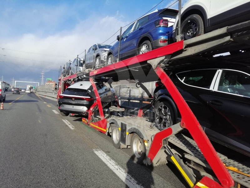 RIVOLI - Bisarca rischia di perdere un'auto: caos e disagi in tangenziale - FOTO