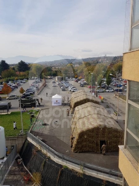 RIVOLI - Coronavirus, l'Esercito ha montato due nuovi tendoni all'ospedale cittadino - FOTO