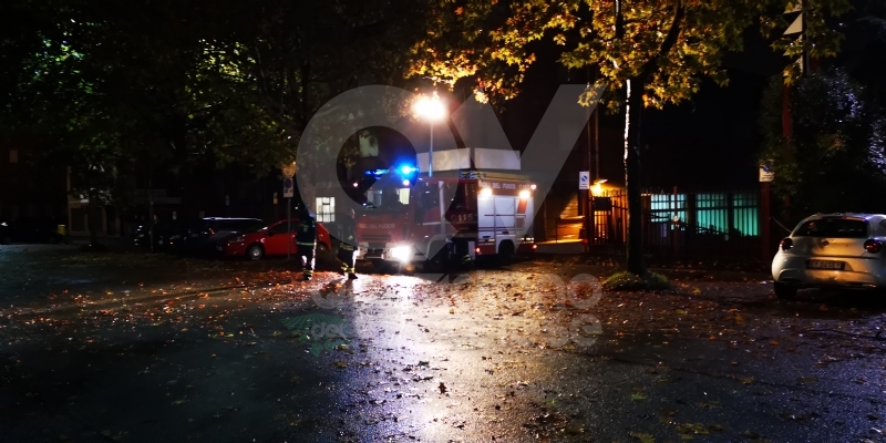MALTEMPO - Albero e una insegna crollati sulle auto, strade allagate