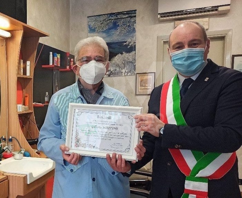 COLLEGNO - Il barbiere Gilberto Mazzini va in pensione: il Comune lo ringrazia con una targa - FOTO
