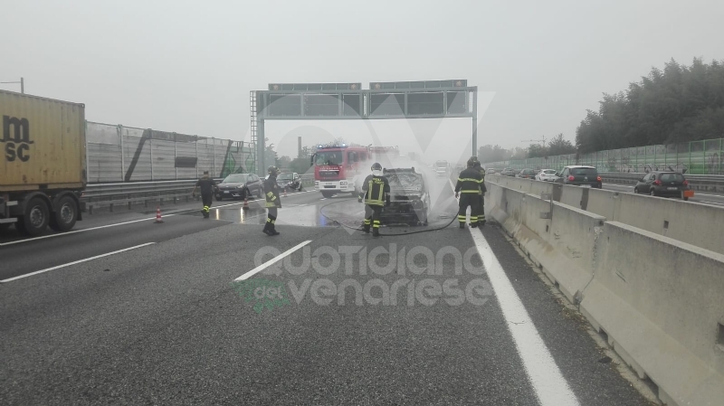 RIVOLI - Auto a gpl a fuoco mentre è in marcia in tangenziale: conducente salvo per miracolo