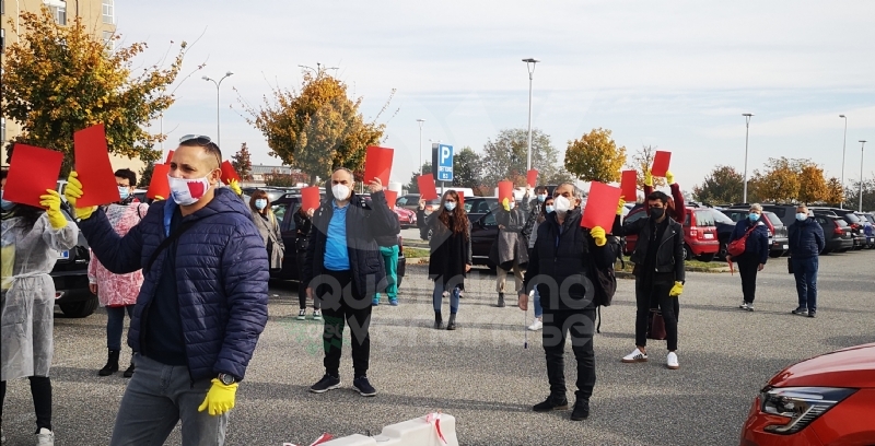 RIVOLI - «Tu sì, tu no. Senza Dpi non ci sto»: protesta di infermieri e operatori sanitari Asl To3