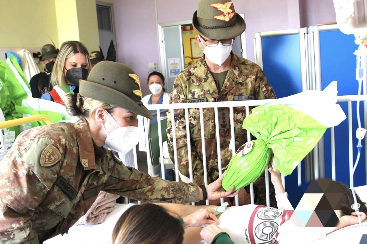 RIVOLI - Gli Alpini della Taurinense donano le uova di Pasqua ai pazienti della Pediatria - FOTO