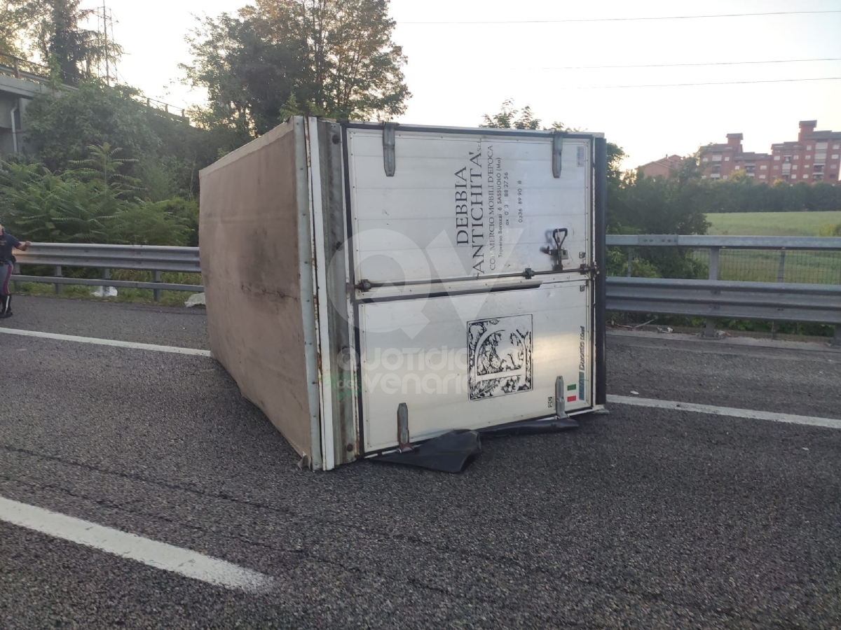 INCIDENTE IN TANGENZIALE A RIVOLI - Furgone si ribalta, un ferito - FOTO