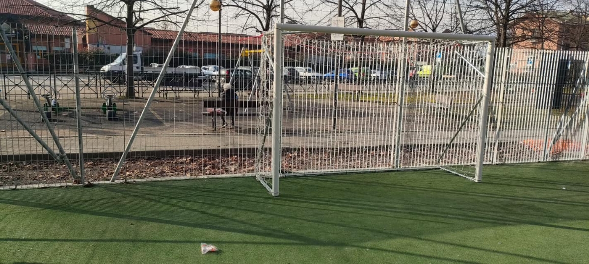 COLLEGNO-SAVONERA - Dopo gli atti vandalici, rimesso a nuovo il campo da calcio a 5 - FOTO