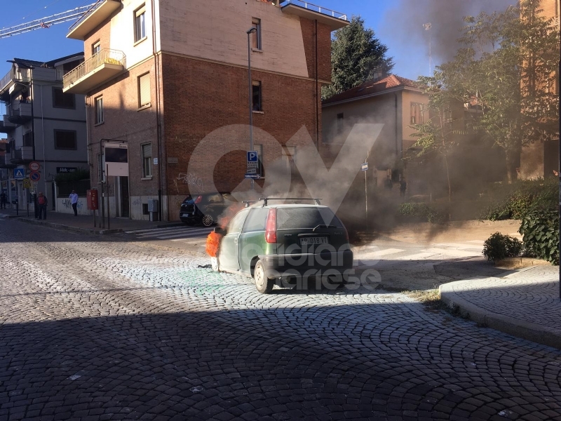 RIVOLI - Paura in corso Susa: Fiat Punto prende fuoco mentre è in marcia - FOTO E VIDEO