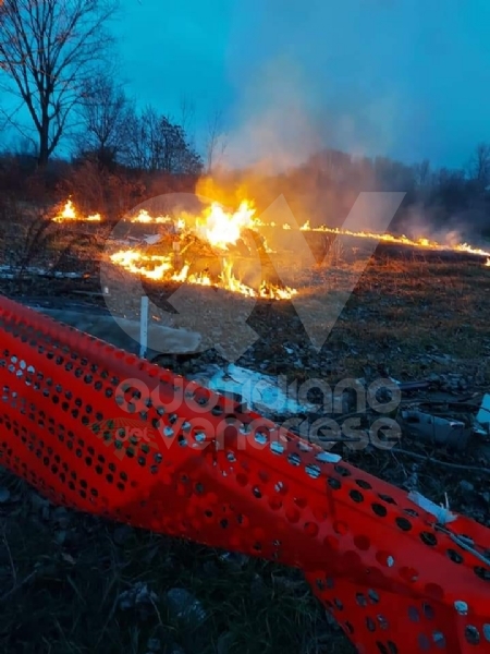 VENARIA - Terreno a fuoco in via Stefanat: bruciate sterpaglie e rifiuti