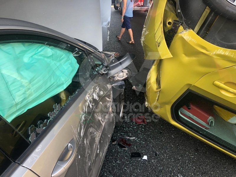 COLLEGNO - Incidente in tangenziale: tre veicoli coinvolti, un'auto ribaltata e quattro feriti