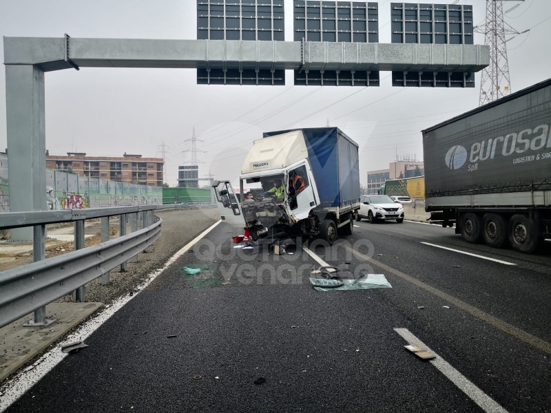 RIVOLI - Incidente in tangenziale: ferito autotrasportatore. Caos e lunghe code - FOTO