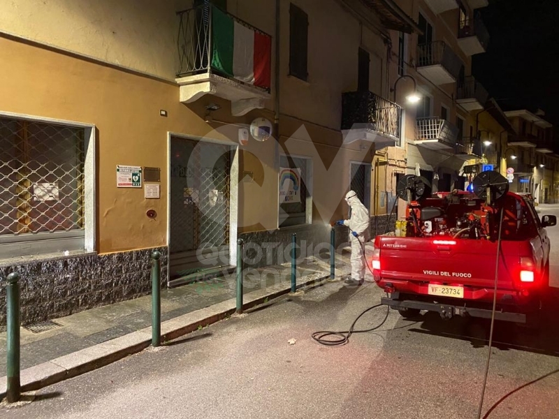 CASELLE - Notte di lavoro per i pompieri: sanificati gli esterni di negozi, studi medici, farmacie e supermercati