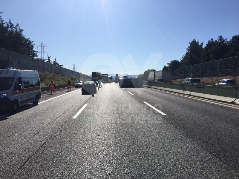 COLLEGNO - Incidente in tangenziale: tre auto coinvolte, una ribaltata e tre feriti