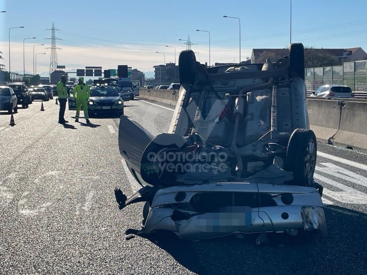 INCIDENTE IN TANGENZIALE A RIVOLI - Scontro fra due auto, una si ribalta - FOTO