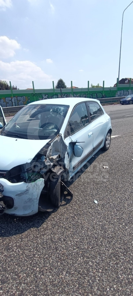 INCIDENTE IN TANGENZIALE A RIVOLI - Tamponamento fra due auto: un ferito - FOTO