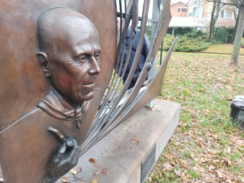COLLEGNO - Dopo il raid vandalico, riposizionato il monumento dedicato a Sandro Pertini