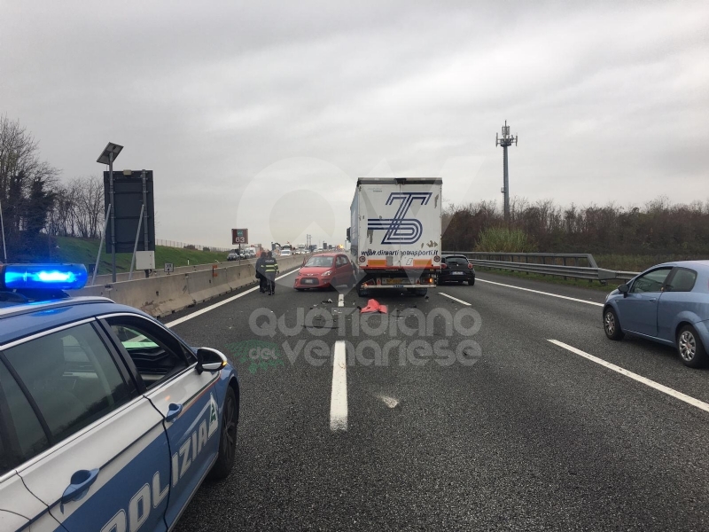 RIVOLI - Caos in tangenziale dopo lo scontro fra un'auto e un tir: una donna ferita