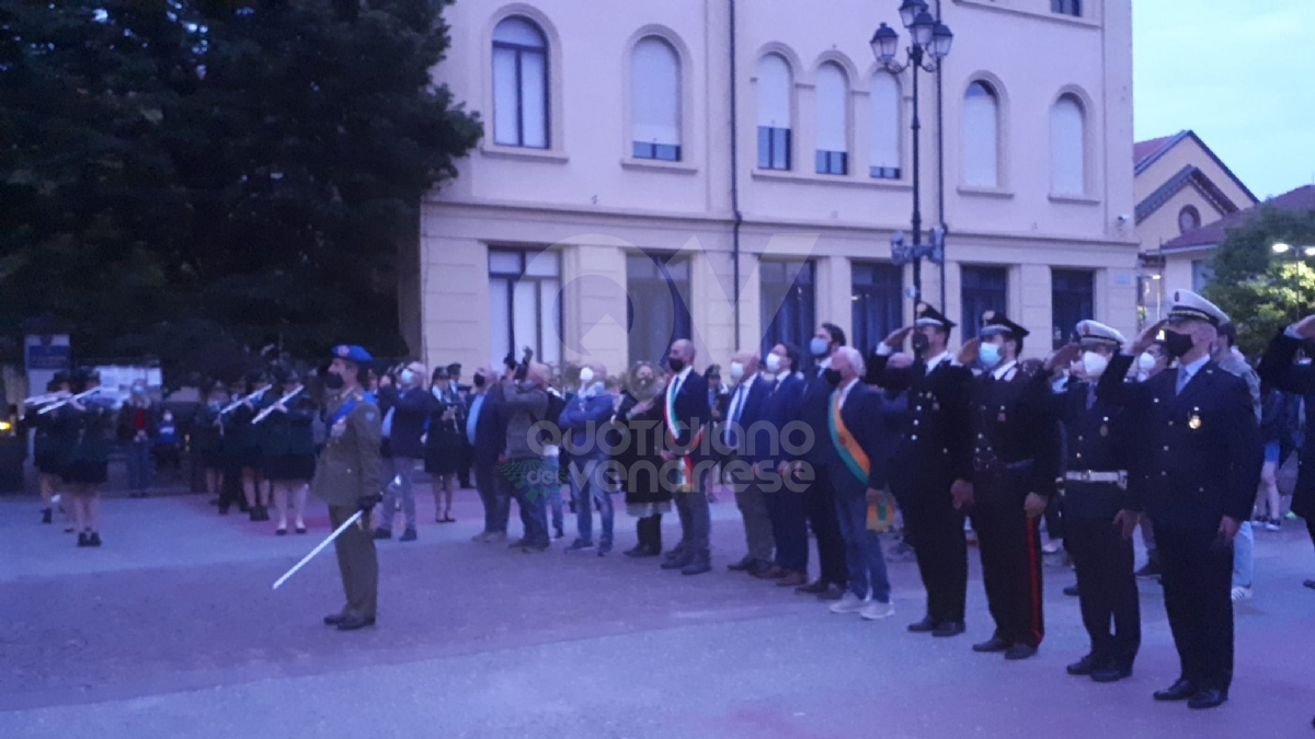VENARIA - Con il municipio illuminato dal tricolore, la Città ha celebrato la Festa della Repubblica - FOTO