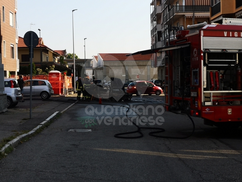 GRUGLIASCO - Auto distrutta dalle fiamme in via Tobanelli